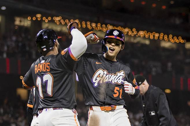 ▲ 8회 3점 홈런을 친 뒤 엘리엇 라모스와 세리머니하는 이정후 ⓒ연합뉴스