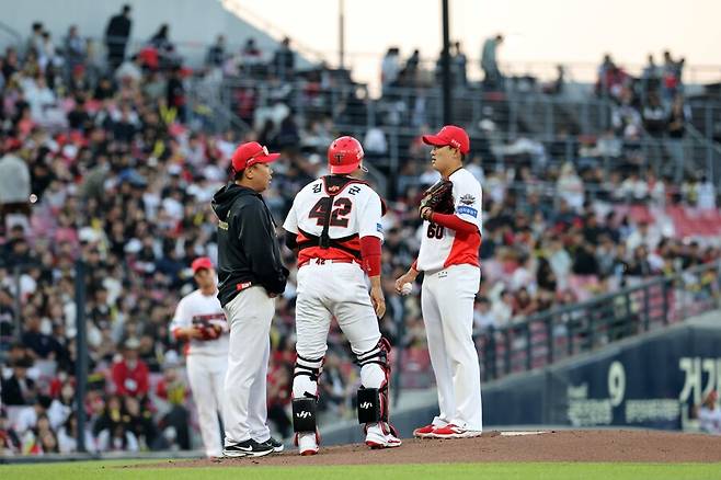 ▲ 이범호 감독은 올해 마운드 방문이 공교롭게도 김도현 선발 등판일에 두 차례 있었다 ⓒKIA타이거즈