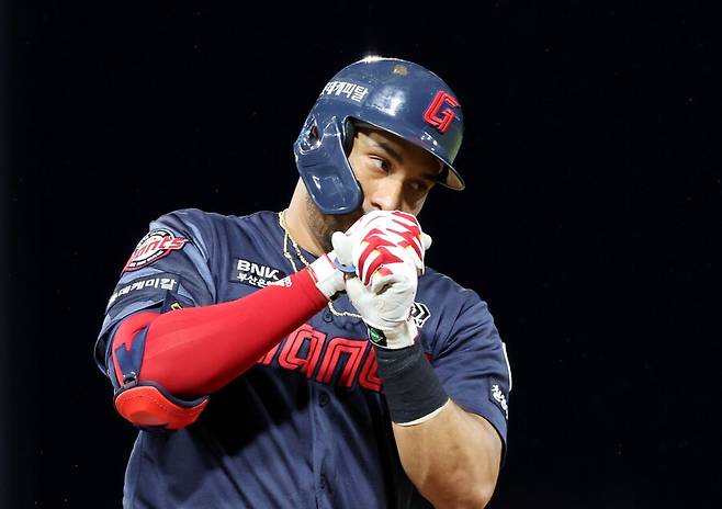 ▲ 8회 추격의 투런포를 터뜨린 빅터 레이예스 ⓒ연합뉴스