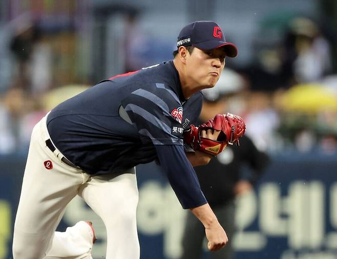 ▲ 5.2이닝 6실점으로 패전을 안은 롯데 선발 나균안 ⓒ연합뉴스