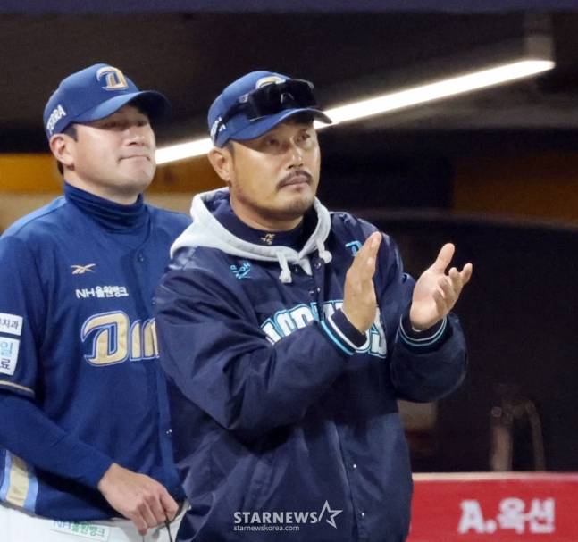 이호준 NC 감독(오른쪽)이 14일 SSG전 승리 후 선수들에게 박수로 격려하고 있다. /사진=강영조 선임기자