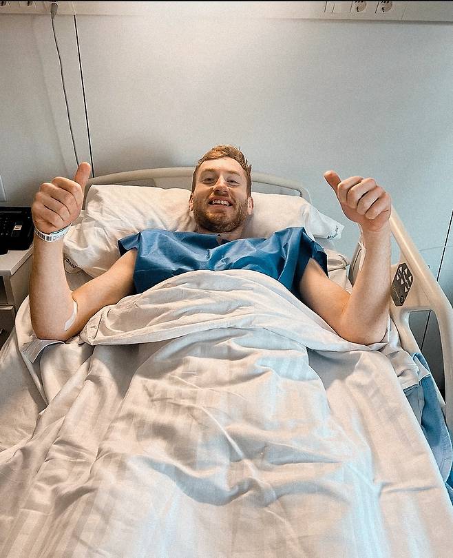 수술을 마친 뒤 미소 짓는 데얀 클루셉스키. /사진=토트넘 홋스퍼 공식 사회관계망서비스(SNS) 갈무리