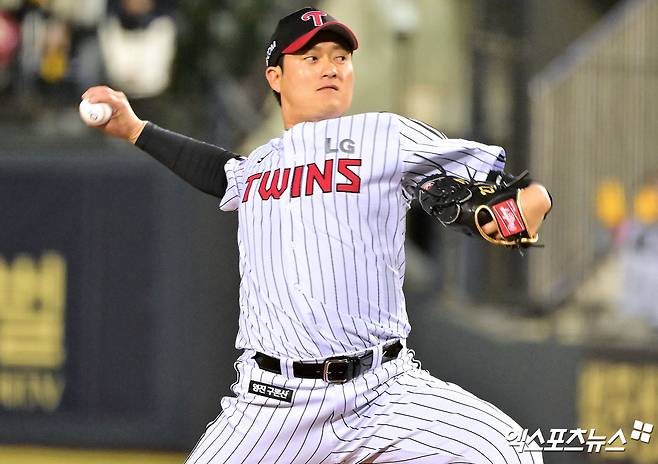 LG 투수 김강률은 14일 잠실구장에서 열린 '2025 신한 SOL Bank KBO 리그' 키움와 주중 3연전 두 번째 경기를 앞두고 오른쪽 어깨 통증으로 1군 엔트리에서 빠졌다. 엑스포츠뉴스 DB