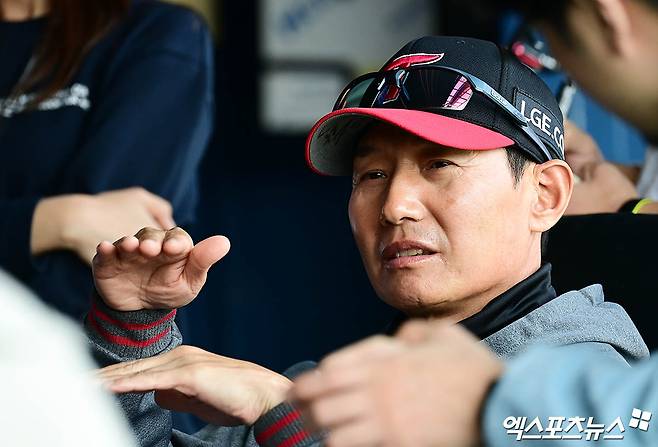 염경엽 LG 감독은 14일 잠실구장에서 열린 '2025 신한 SOL Bank KBO 리그' 키움과 주중 3연전 두 번째 경기를 앞두고 불펜 운영에 관한 고민을 털어놨다. 엑스포츠뉴스 DB