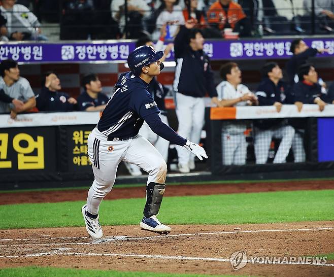 한화 연승에 제동 거는 두산 (대전=연합뉴스) 이주형 기자 = 13일 대전 한화생명 볼파크에서 열린 2025 신한 SOL 뱅크 KBO리그 한화이글스와 두산베어스의 경기. 두산 임종성이 11회 초 2사 2루에 2루타를 치며 타점을 올리고 있다. 2025.5.13 coolee@yna.co.kr