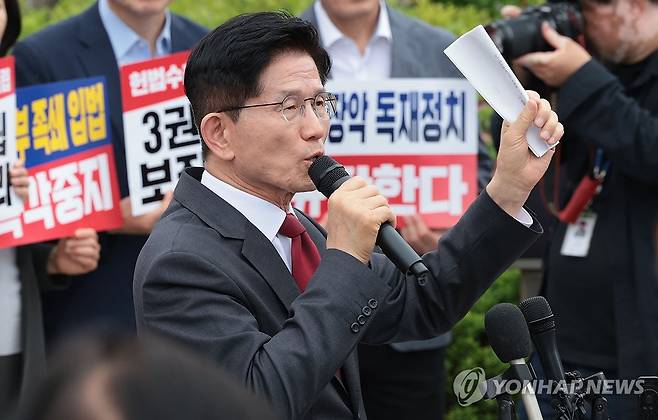 발언하는 김문수 후보 (서울=연합뉴스) 김인철 기자 = 국민의힘 김문수 대선 후보가 15일 서울 서초구 대법원 앞에서 열린 사법부 수호 및 더불어민주당 규탄대회에서 발언하고 있다. 2025.5.15 yatoya@yna.co.kr