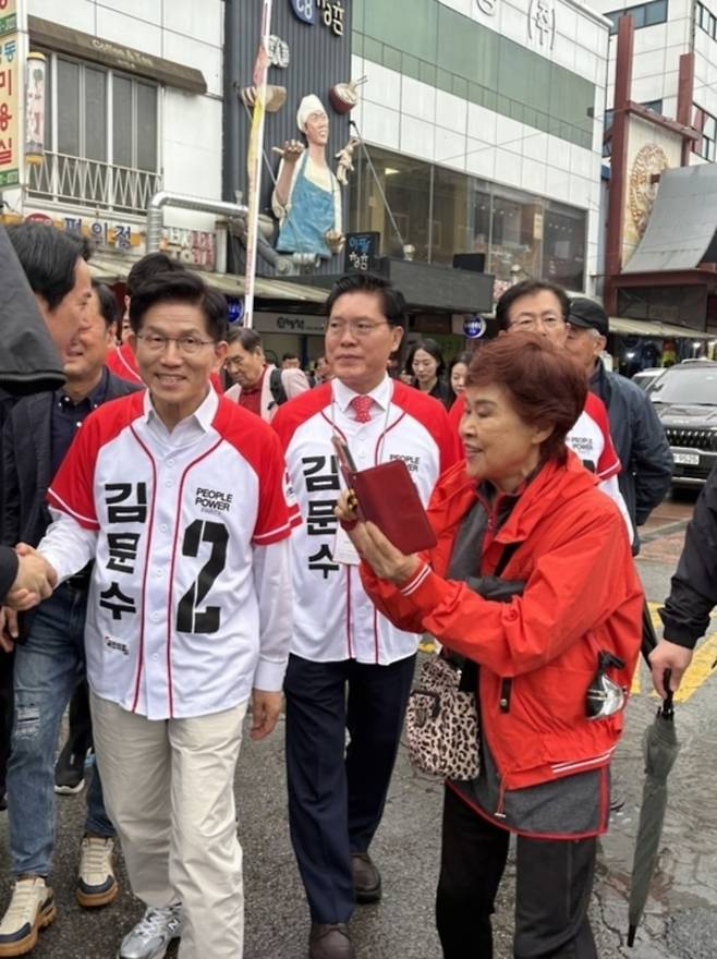 ▲ 16일 수원 지동 시장을 찾은 김문수 후보 모습.