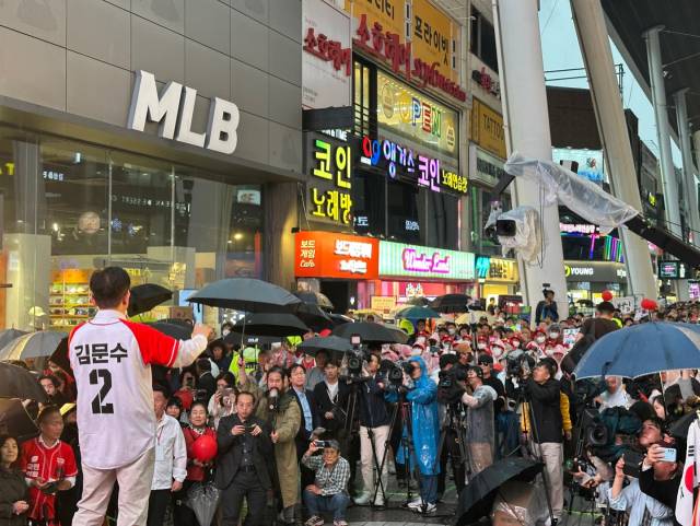 국민의힘 김문수 후보를 지지하는 하는 대전 시민들. 사진=이심건 기자