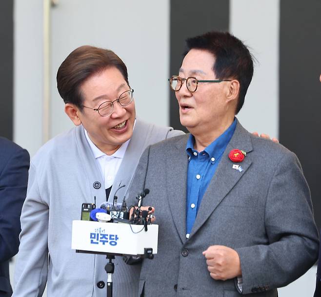 남도문화벨트 골목골목 경청투어에 나선 더불어민주당 이재명 대선 후보가 11일 전남 해남군 해남읍 군민광장에서 웃으며 박지원 공동선거대책위원장의 지원연설을 듣고 있다./연합뉴스