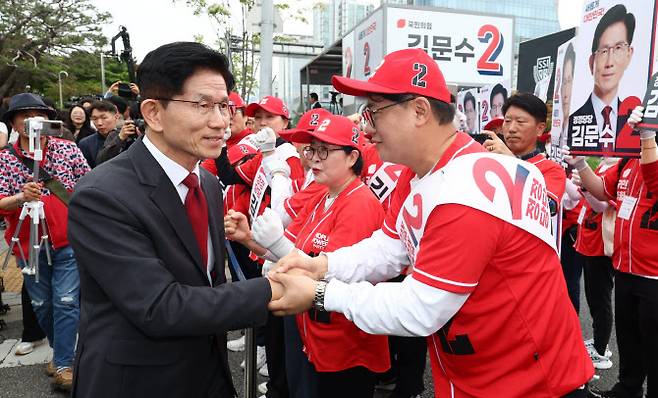 국민의힘 김문수 대선 후보가 15일 서울 서초구 대법원 앞에서 열린 사법부 수호 및 더불어민주당 규탄대회에서 퇴장하며 선거운동원들과 인사하고 있다. (사진 = 연합뉴스)