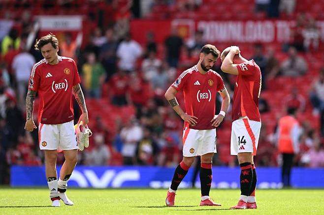 2025년 5월 11일(현지시간), 잉글랜드 맨체스터 올드 트래포드에서 열린 프리미어리그 맨체스터 유나이티드와 웨스트햄 유나이티드의 경기에서 0-2로 패한 뒤 아쉬운 표정을 짓는 맨체스터 유나이티드의 빅토르 린델로프(왼쪽), 브루노 페르난데스(가운데), 크리스티안 에릭센(오른쪽).