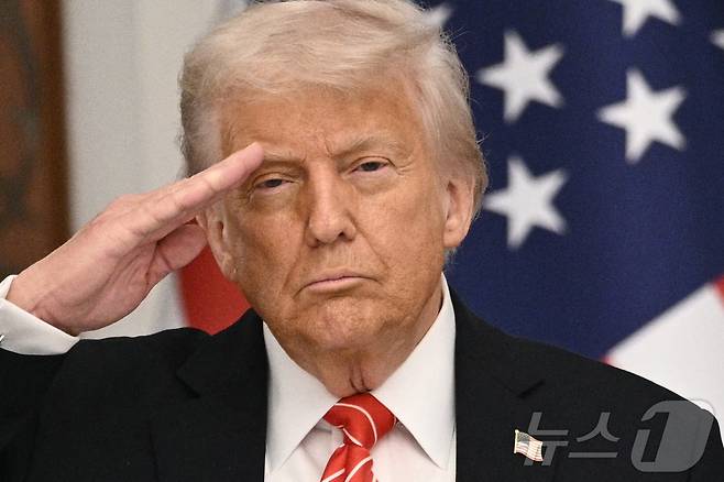 도널드 트럼프 미국 대통령이 지난 14일(현지시간) 카타르 도하의 루사일 궁전에서 열린 국빈 만찬에 앞서 미국 국가가 연주되는 동안 경례를 하고 있다. 2025.05.14 ⓒ AFP=뉴스1 ⓒ News1 류정민 특파원