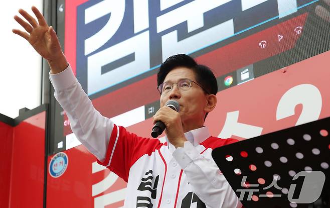 김문수 국민의힘 대통령 후보가 16일 오전 경기 화성시 동탄역에서 열린 유세에서 시민들에게 지지를 호소하고 있다. 2025.5.16/뉴스1 ⓒ News1 김영운 기자