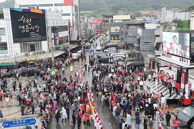 김문수 국민의힘 대통령 후보가 16일 오전 경기도 수원시 팔달구 지동시장을 찾아 상인들에게 지지를 호소하고 있다. (공동취재) 2025.5.16/뉴스1 ⓒ News1 이광호 기자