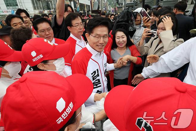 김문수 국민의힘 대통령 후보가 16일 오전 경기도 수원시 팔달구 지동시장을 찾아 선거운동원 및 지지자들과 인사나누고 있다. 2025.5.16/뉴스1 ⓒ News1 이광호 기자