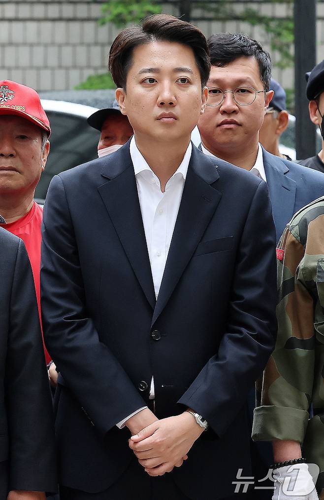 이준석 개혁신당 대통령 후보가 16일 서초구 서울고등법원에서 해병대 '채 상병 순직 사건'과 관련 항명 및 상관명예훼손 혐의로 기소된 박정훈 전 해병대 수사단장(대령)의 항소심 2차 공판준비기일을 앞두고 열린 기자회견에 참석해 자리하고 있다. 2025.5.16/뉴스1 ⓒ News1 박세연 기자