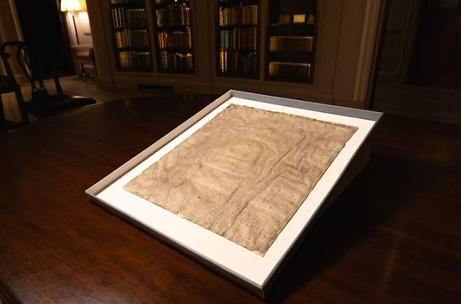 'HLS MS 172'로 알려져왔던 진본 마그나 카르타가 하버드로스쿨에 전시되어 있다(사진 출처: Lorin Granger/Harvard Law School)