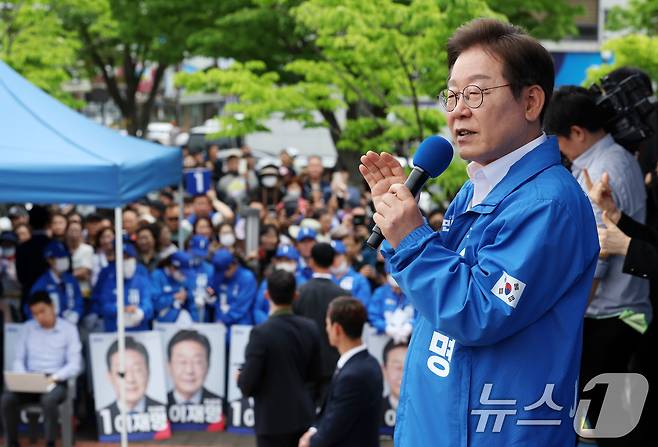 이재명 더불어민주당 대통령 후보가 16일 오후 전북 군산시 구시청광장에서 시민들에게 지지를 호소하고 있다. (공동취재) 2025.5.16/뉴스1 ⓒ News1 이재명 기자
