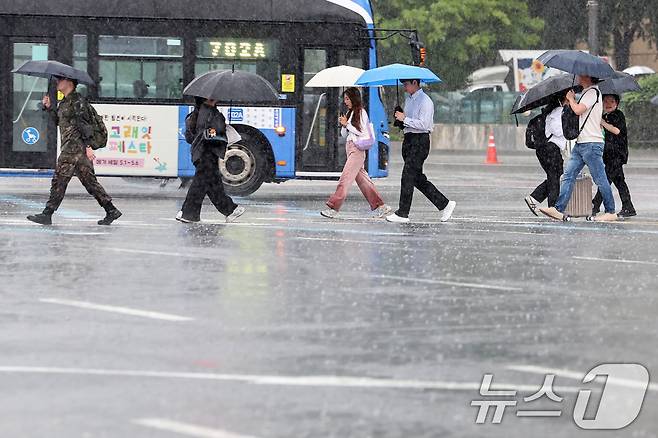 전국 곳곳에 비가 내린 16일 오후 서울 종로구 광화문네거리에서 우산을 쓴 시민들이 퇴근길 발걸음을 재촉하고 있다. 2025.5.16/뉴스1 ⓒ News1 민경석 기자