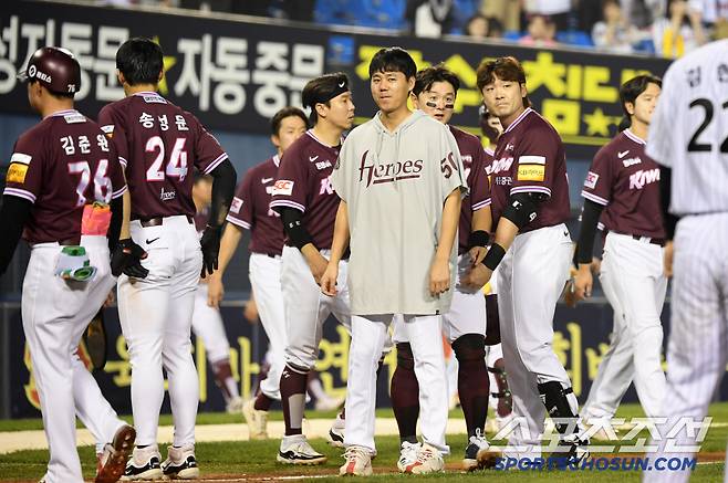 15일 잠실구장에서 열린 LG 트윈스와 키움 히어로즈의 경기. 패한 키움 선수들이 아쉬워하고 있다. 잠실=박재만 기자 pjm@sportschosun.com/2025.05.15/