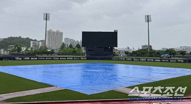 16일 광주KIA챔피언스필드에서 두산과 KIA의 경기가 예정된 가운데 그라운드에 비가 내려 방수포가 설치되어 있다. 광주=허상욱 기자wook@sportschosun.com/2025.05.16/