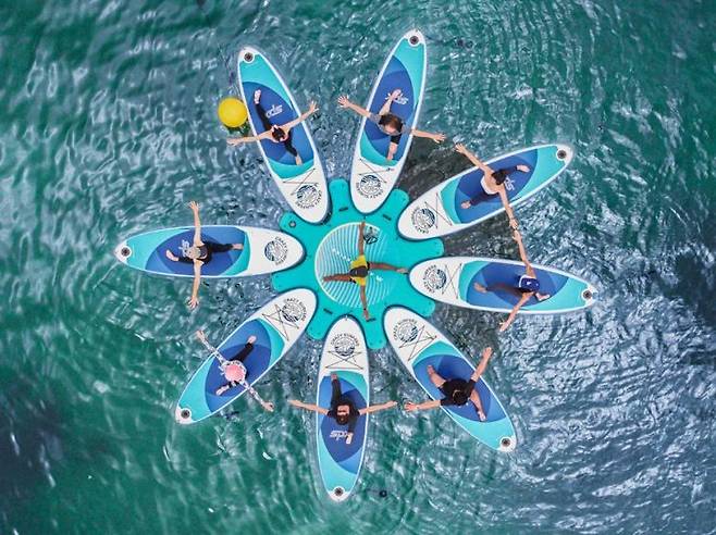 부산 광안리바다에서 선보인 패들보드를 활용한 SUP요가