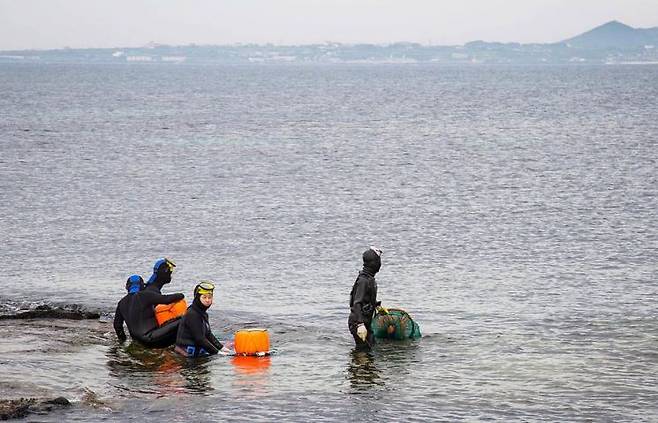 물때를 기다리는 해녀