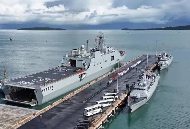 중국 071형 상륙함이 지난 12일 캄보디아 리암 해군기지에 도착한 모습. /중국군