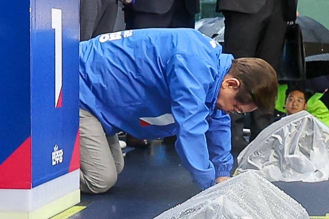 이재명 더불어민주당 대통령 후보가 '이순신 호국 벨트' 유세차 15일 오후 전남 순천시 연향동 패션의 거리를 찾아 연설을 마친 뒤 큰절하고 있다. /뉴스1