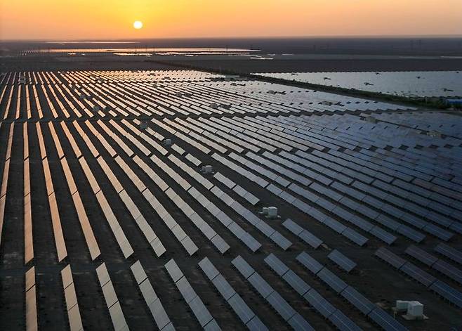 중국 북서부 신장 위구르 자치구 하미시에 마련된 태양광발전소 일대 전경(자료사진) ⓒ신화/뉴시스