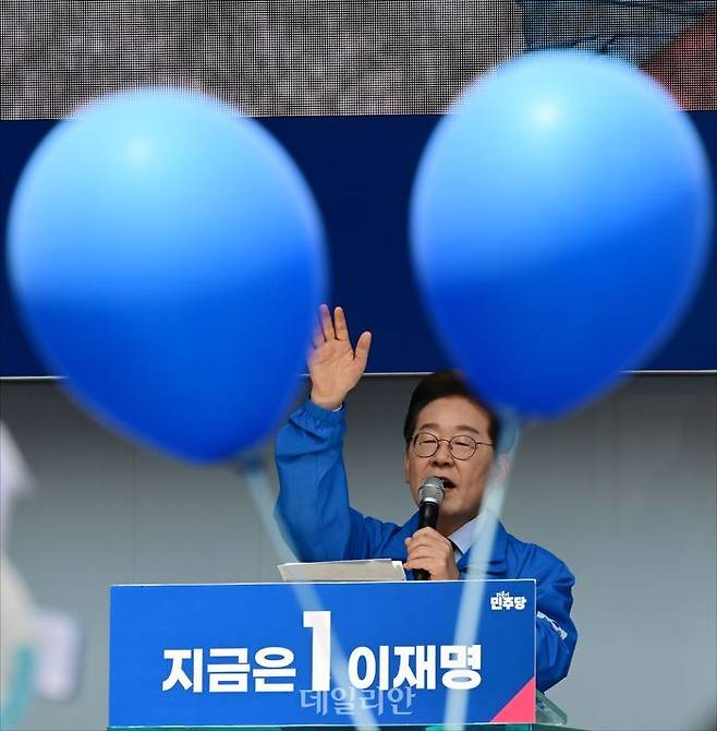 이재명 더불어민주당 대선 후보가 지난 13일 경북 구미역 광장에서 열린 유세에서 지지를 호소하고 있다. ⓒ데일리안 홍금표 기자