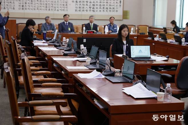 14일 오전 서울 여의도 국회 법제사법위원회에서 조희대 대법원장 등 사법부의 대선개입 의혹 진상규명 청문회가 국민의힘 의원들이 불참한 가운데 열리고 있다. 박형기 기자 oneshot@donga.com