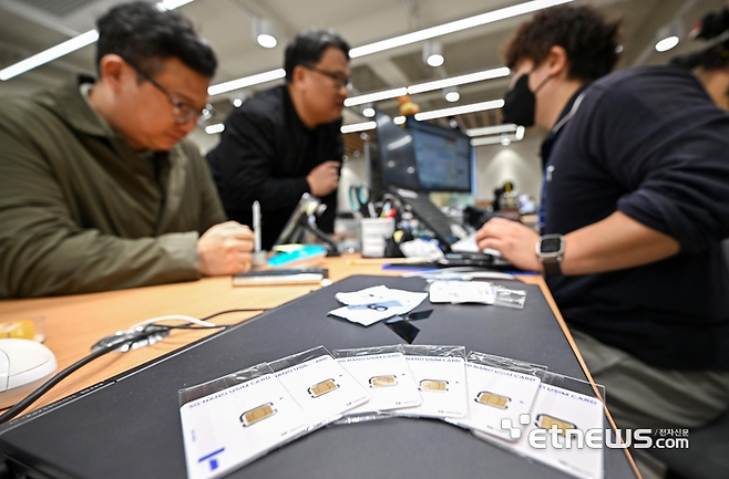 서울 중구 SKT PS&M 을지로점에서 가입자들이 유심 교체 서비스를 받고 있다. 이동근기자 foto@etnews.com