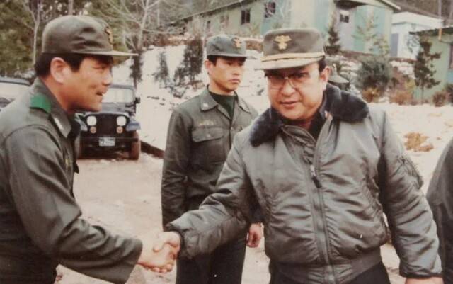 1979년 안병하 전라남도 경찰국장(오른쪽)이 기동중대를 방문해 출동태세를 점검하고 있다. 안병하 평전 갈무리