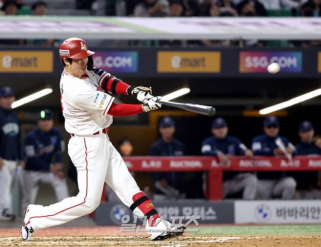 2025 KB0리그 프로야구 SSG랜더스와 NC다이노스의 경기가 15일 오후 인천SSG랜더스필드에서 열렸다. 6회말 1사 1,2루 최정이 스리런홈런을 치고 있다. 인천=김민규 기자 mgkim1@edaily.co.kr /2025.05.15/