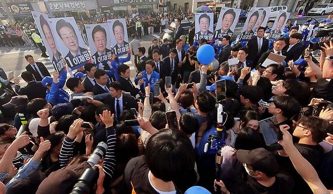 더불어민주당 이재명 대선후보가 14일 경남 통영시 강구안 문화마당에서 열린 유세 도착해 지지자들에게 사인을 해주고 있다. 김성룡 기자