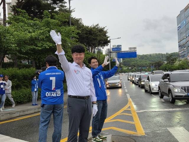 ▲ 15일 원주 시청사거리에서 진행된 더불어민주당 진짜 대한민국 강원선대위 강풍유세단 유세에서 구자열 기본사회 강원본부 공동대표, 김지헌 원주시의원 등이 시민들을 향해 인사하며 이재명 대통령 후보에 대한 지지를 호소하고 있다. 권혜민