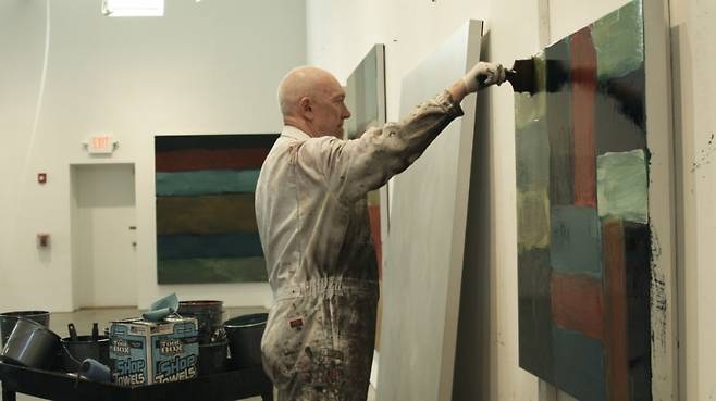 작업실에서 그림을 그리고 있는 션 스컬리 © 2018 Photo by Nick Willing / 출처. 한경DB