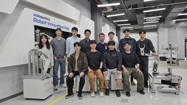 사진 상단 왼쪽부터 길서영 연구원, 신유섭 선임 연구원, 조세형 책임 연구원, 김용재 공동대표, 이광규 연구소장, 윤성호 연구원, 조근우 연구원, 남동윤 연구원, 하단 왼쪽부터 최정재 연구원, 예원태 연구원, 홍장환 연구원, 김중길 연구원 / 사진 제공=위로보틱스