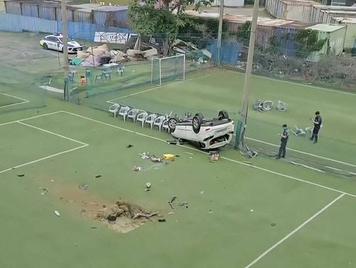 옹벽 아래로 추락한 차량. 연합뉴스