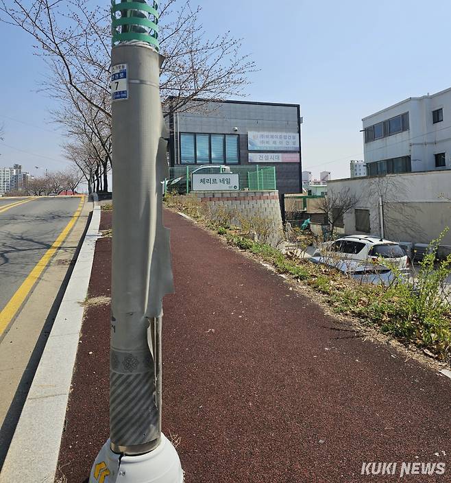 충남 서산시가 도시미관 개선의 일환으로 펼치고 있는 불법광고물 방지시트사업이 내구년한을 넘긴 가운데 기능이 떨어져 있다. 사진=이은성 기자