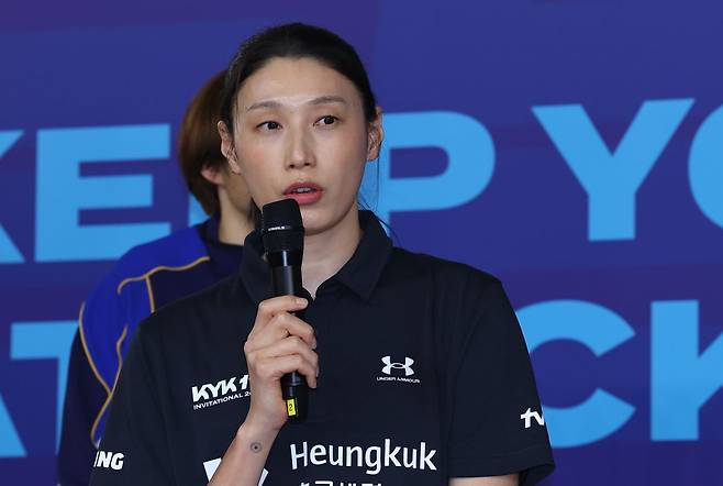 김연경이 16일 인천 삼산월드체육관에서 열린 'KYK 인비테이셔널 2025 미미어데이'에서 인사말을 하고 있다. 연합뉴스