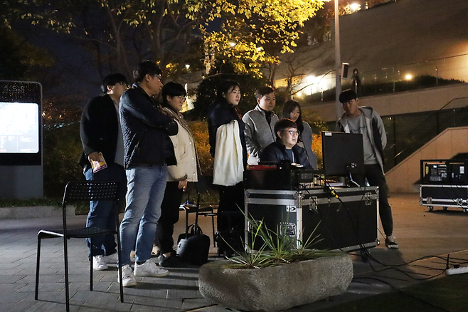 국국립아시아문화전당(ACC) 전문인 교육 프로그램의 ‘콘텐츠 발굴·실행’ 트랙에서 수강생들이 건물 외벽에 미디어 아트를 구현하는 실습을 하고 있는 모습. ACC