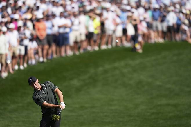 PGA 챔피언십 1라운드 16번홀 그린 주변에서 샷을 시도하는 로리 매킬로이. AP연합뉴스