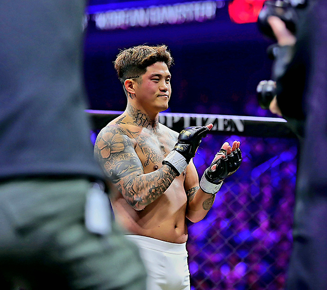 ‘코리안 갱스터’ 박원식이 2025년 5월 인천광역시 영종국제도시 인스파이어 아레나 초대 블랙컴뱃 웰터급 챔피언결정전 패배 후 씁쓸한 표정으로 ‘야차’ 최준서 승리를 인정하며 손뼉을 치고 있다. 사진=랭크파이브 이교덕 기자 제공