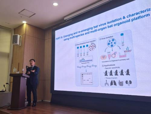 최영기 IBS 한국바이러스연구소 소장이 14일 서울 광화문에서 열린 연구성과 브리핑에서 설명하고 있다. /사진=박건희 기자