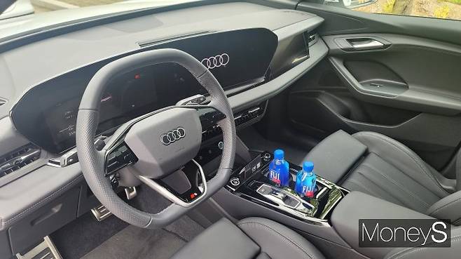 아우디 코리아가 고객 체험 행사 '아우디 익스피리언스- 아우디 A5 프리뷰'를 마련하고 프리미엄 중형 세단 '더 뉴 아우디 A5'와 'S5' 출시를 예고했다. 사진은 이번 행사를 통해 주행 체험을 할 수 있는 전기 SUV '더 뉴 아우디 Q6 e-트론'의 실내. /사진=김창성 기자