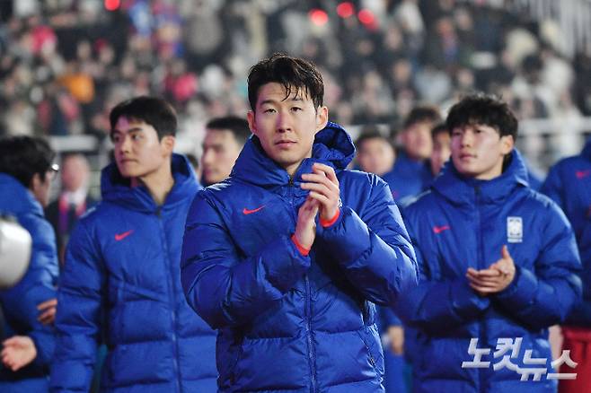 손흥민이 20일 경기도 고양종합운동장에서 열린 2026 국제축구연맹(FIFA) 북중미 월드컵 아시아 지역 3차 예선 대한민국 대 오만 경기에서 무승부로 경기를 마친 후 관중들에게 인사를 하고 있다. 류영주 기자