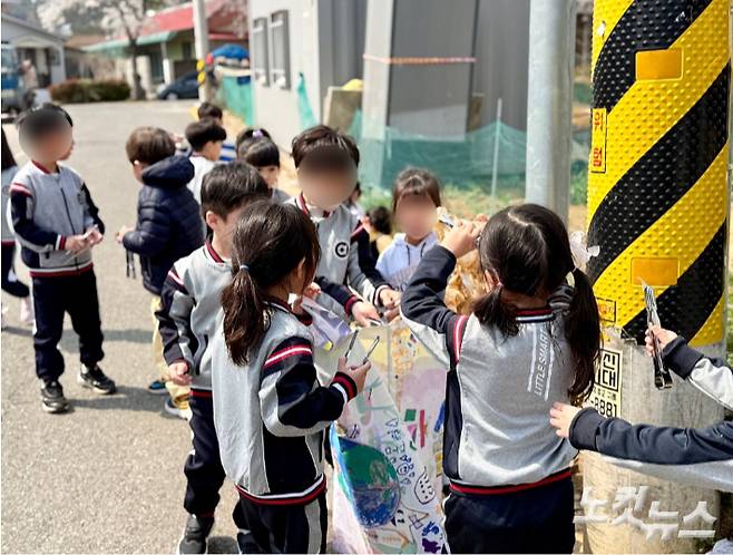 유치원 주변에서 환경 정화 활동에 나선 아이들. 꿈초롱 유치원 제공