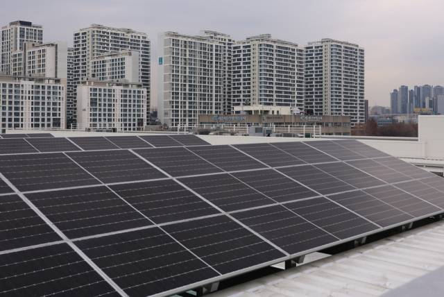 서울 송파구 가락시장 채소2동 옥상에 태양광 패널이 설치돼 있다. 연합뉴스.